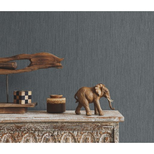 Finom vonalstruktúrájú fémes hatású egyszínű minta sötétszürke és antracit tónus enyhe fény tapéta