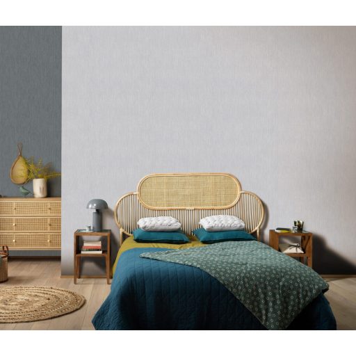 Finom vonalstruktúrájú fémes hatású egyszínű minta világosszürke és szürke tónus enyhe fény tapéta