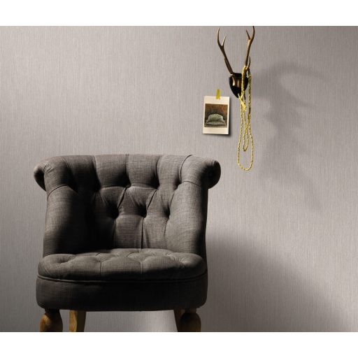 Finom vonalstruktúrájú fémes hatású egyszínű minta bézs/szürkésbézs és világosbarna tónus enyhe fény tapéta