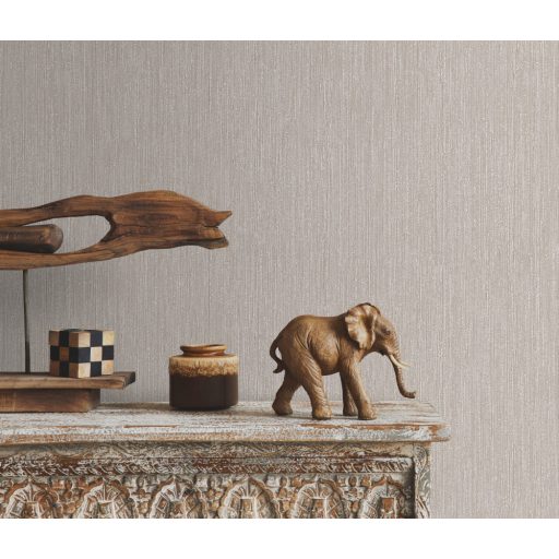 Finom vonalstruktúrájú fémes hatású egyszínű minta bézs/szürkésbézs és világosbarna tónus enyhe fény tapéta