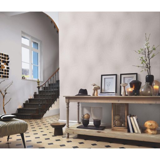 Ecsetvonásokkal kialakított anyagában mintás absztrakt design szürkésbézs és szürkésbarna tónus finom mintafény tapéta