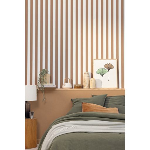 Fiatalos megjelenésű vidám csíkos minta fehér és teveszőrbarna tónus tapéta