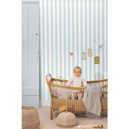 Fiatalos megjelenésű vidám csíkos minta fehér és égszínkék tónus tapéta