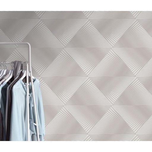 Legyezőszerűen megformált nagyléptékű háromszögek 3D mintája szürkésbézs és szürkésbarna tónus finom mintafény tapéta