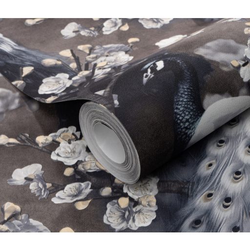 Fenséges pávák tündökölnek cseresznyevirág ágakon barna szürke fekete és fehér tónus tapéta