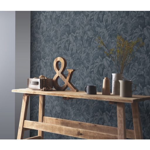 Akvarell festésű buja trópusi lombok levélzete finom fényben kék szürkéskék és sötétkék tónus tapéta