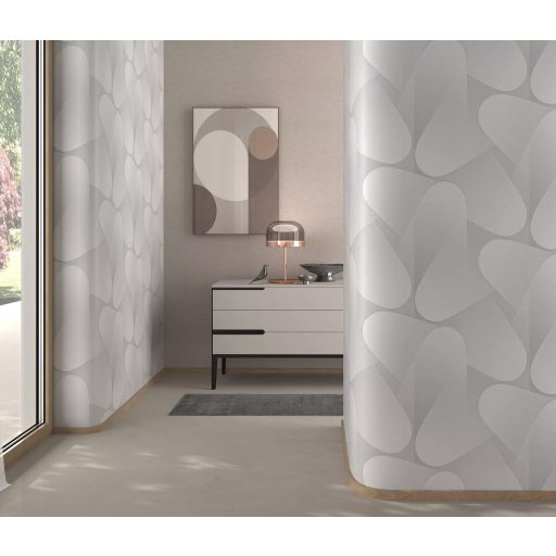 Organikus formákból építkező kortárs geometriai design világosszürke fehér és ezüstös-gyöngyház tónus fémes hatás tapéta