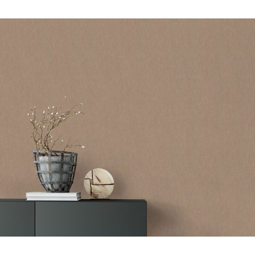 Finom vonalazású texturált egyszínű minta barna/aranybarna tónus finom mintafény tapéta