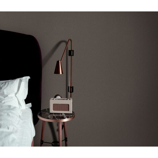 Finom vonalazású texturált egyszínű minta szürkésbarna és arany tónus finom mintafény tapéta