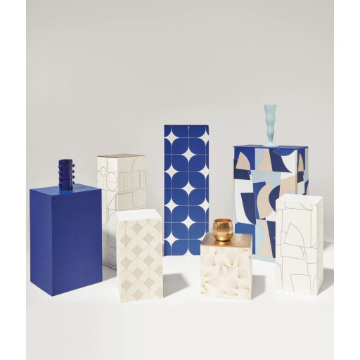 Kitérő a 70-es évekbe - Vintage 3D lekerekített élű négyzetek mintája fehér és elektrokék tónus tapéta