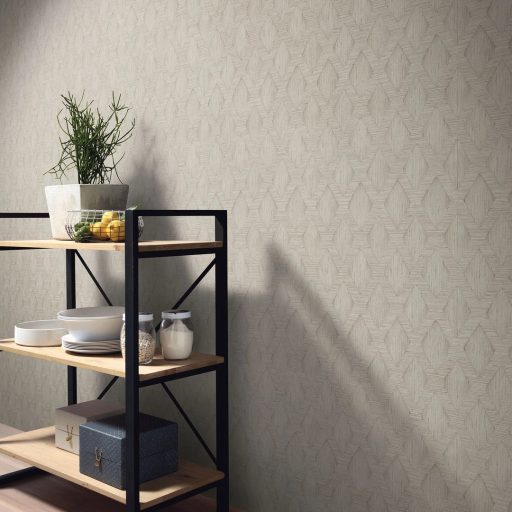 Rombusz és halszálka mintázat találkozása - texturált geometriai elegancia krém bézs és szürkésbézs tónus tapéta