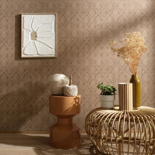 Rombusz és halszálka mintázat találkozása - texturált geometriai elegancia aranybarna karamell homokszín és mézbarna tónus tapéta