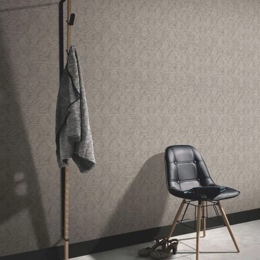 Rombusz és halszálka mintázat találkozása - texturált geometriai elegancia bézs és szürkésbarna tónus tapéta