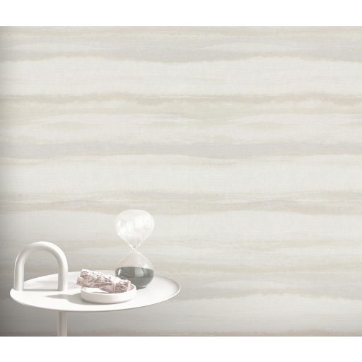 Tengerparti homok hullámzását idéző enyhén vízszintesen hullámos minta hamuszürke törtfehér szürkésbézs és ezüstszürke tónus tapéta