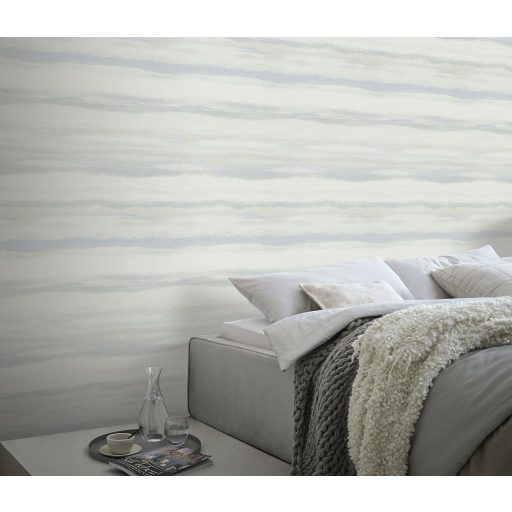 Tengerparti homok hullámzását idéző enyhén vízszintesen hullámos minta törtfehér ezüstszürke és jégkék tónus tapéta