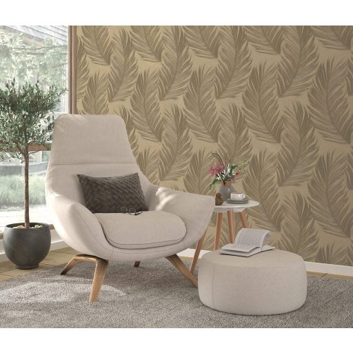 Finom rajzolatú tollszerkezetre emlékeztető nagyformátumú levél mintázat arany/aranybarna karamell és homokszín fémes csillogás tapéta