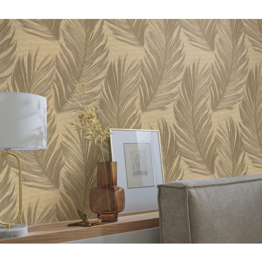 Finom rajzolatú tollszerkezetre emlékeztető nagyformátumú levél mintázat arany/aranybarna karamell és homokszín fémes csillogás tapéta