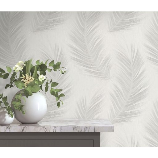 Finom rajzolatú tollszerkezetre emlékeztető nagyformátumú levél mintázat fehér és ezüstszürke tónus selymes csillogás tapéta