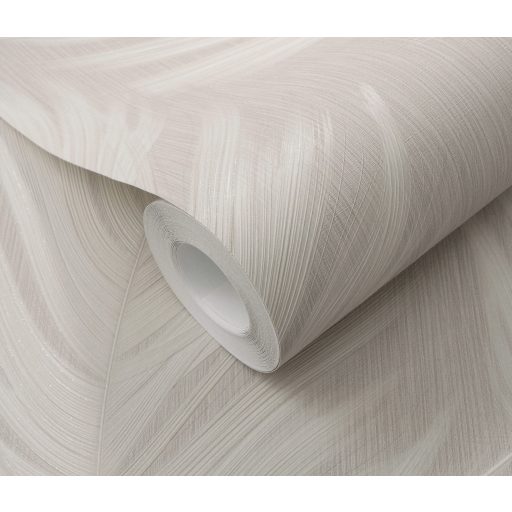 Finom rajzolatú tollszerkezetre emlékeztető nagyformátumú levél mintázat meleg bézs karamell és aranyos-homokszín fémes csillogás tapéta