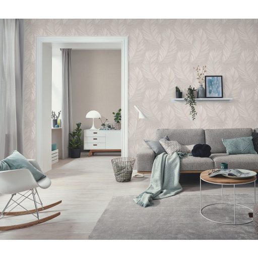 Finom rajzolatú tollszerkezetre emlékeztető nagyformátumú levél mintázat meleg bézs karamell és aranyos-homokszín fémes csillogás tapéta