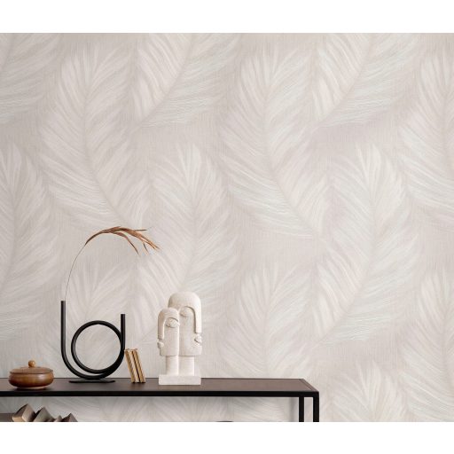 Finom rajzolatú tollszerkezetre emlékeztető nagyformátumú levél mintázat meleg bézs karamell és aranyos-homokszín fémes csillogás tapéta