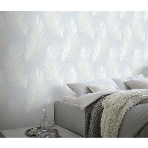 Finom rajzolatú tollszerkezetre emlékeztető nagyformátumú csillogó levél mintázat jégkék fehér és gyöngyház tónus selymes csillogás tapéta