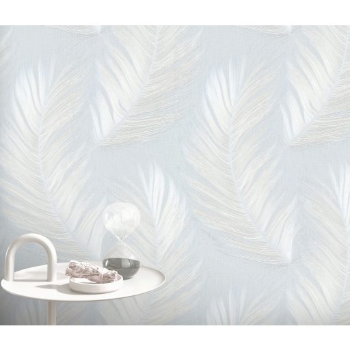 Finom rajzolatú tollszerkezetre emlékeztető nagyformátumú csillogó levél mintázat jégkék fehér és gyöngyház tónus selymes csillogás tapéta