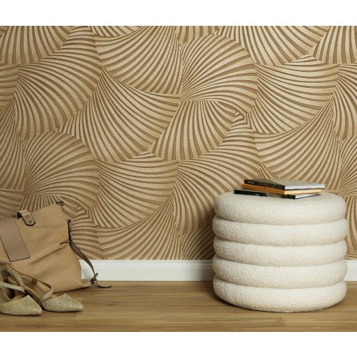 Ívelt sávokból építkező mozgás illúziót keltő dinamikus 3D minta meleg bézs aranybarna és arany tónus fémes hatás tapéta