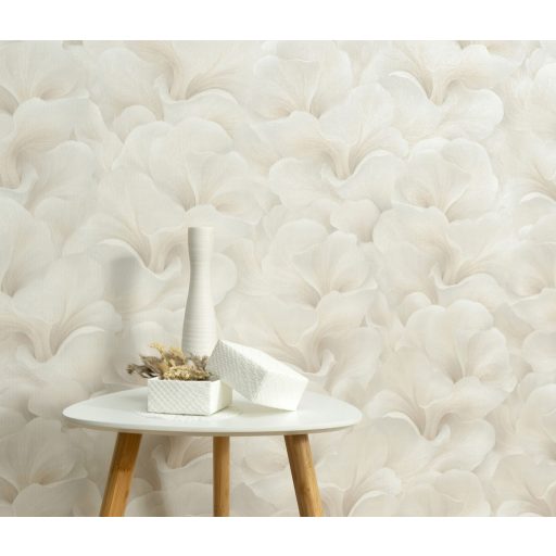 Finoman hullámzó és lágyan fodrozódó selymes stilizált virágszirmok krémes bézs és krémfehér tónus finom fény tapéta