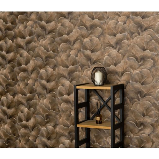 Finoman hullámzó és lágyan fodrozódó selymes stilizált virágszirmok bézs szürkésbarna és aranybarna tónus finom fény tapéta