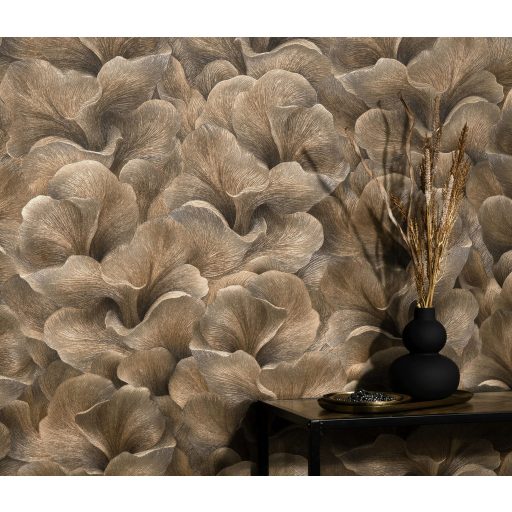 Finoman hullámzó és lágyan fodrozódó selymes stilizált virágszirmok bézs szürkésbarna és aranybarna tónus finom fény tapéta