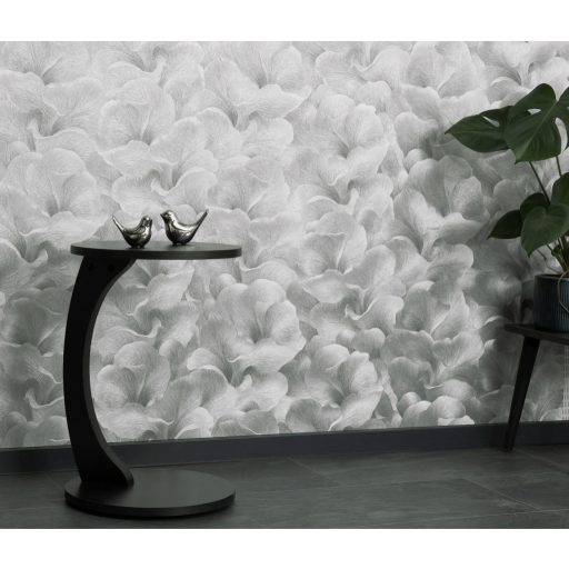 Finoman hullámzó és lágyan fodrozódó selymes stilizált virágszirmok ezüstszürke platina grafit és gyöngyház tónus finom fény tapéta