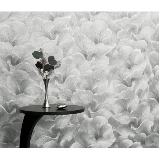 Finoman hullámzó és lágyan fodrozódó selymes stilizált virágszirmok ezüstszürke platina grafit és gyöngyház tónus finom fény tapéta
