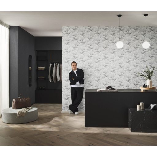 Finoman hullámzó és lágyan fodrozódó selymes stilizált virágszirmok gyöngyszürke fehér és szürkésfehér tónus finom fény tapéta