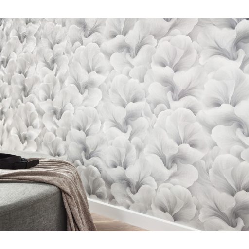 Finoman hullámzó és lágyan fodrozódó selymes stilizált virágszirmok gyöngyszürke fehér és szürkésfehér tónus finom fény tapéta