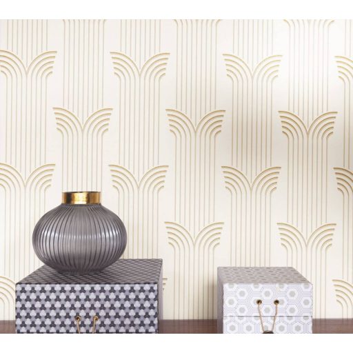 Elegáns és merész Art deco dekoráció csíkok és íves formák használatával bézs és arany tónus fémes hatás tapéta