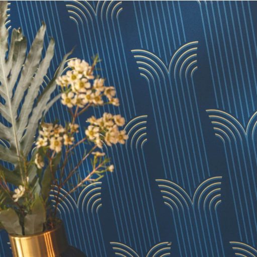 Elegáns és merész Art deco dekoráció csíkok és íves formák használatával tengerkék ultramarinkék ás arany tónus fémes hatás tapéta