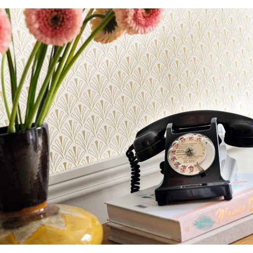 Stilizált kis legyező formájú (palmetta) art deco minta bézs és arany tónus fémes hatás tapéta