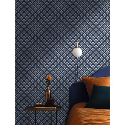 Finom Art deco design kis rombuszokba zárt legyező mintával tengerkék bézs kék és arany tónus fémes hatás tapéta