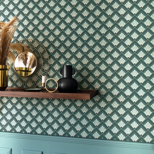 Finom Art deco design kis rombuszokba zárt legyező mintával smaragdzöld lila zöld és arany tónus fémes hatás tapéta