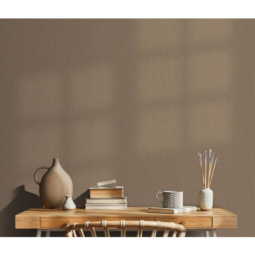 Finom függőleges vonalvezetésű barázdák - egyszínű texturált minta napos barna tónus finom fény tapéta