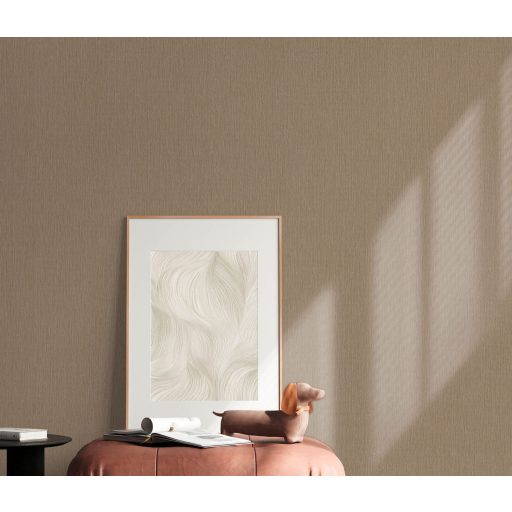 Finom függőleges vonalvezetésű barázdák - egyszínű texturált minta napos barna tónus finom fény tapéta