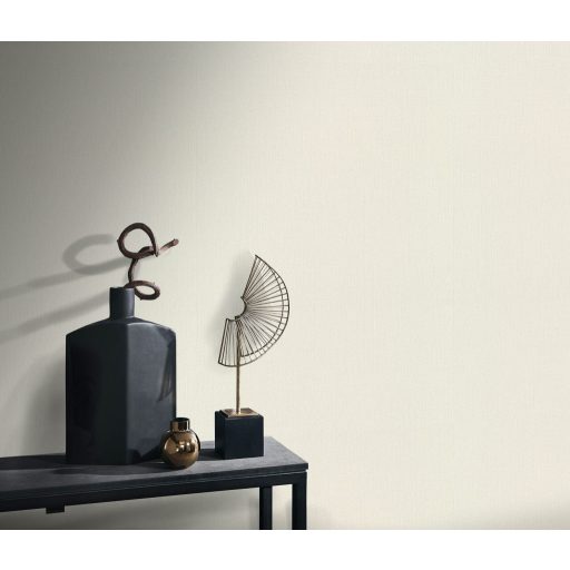 Finom függőleges vonalvezetésű barázdák - egyszínű texturált minta krém/krémfehér tónus finom fény tapéta