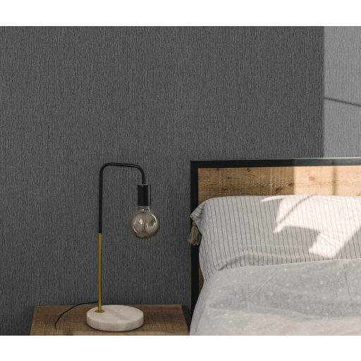 Finom függőleges vonalvezetésű barázdák - egyszínű texturált minta sötétszürke/antracit és ezüst tónus finom fény tapéta