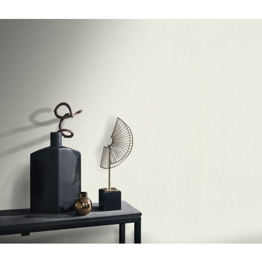 Finom függőleges vonalvezetésű barázdák - egyszínű texturált minta krém/világos törtbézs tónus finom fény tapéta