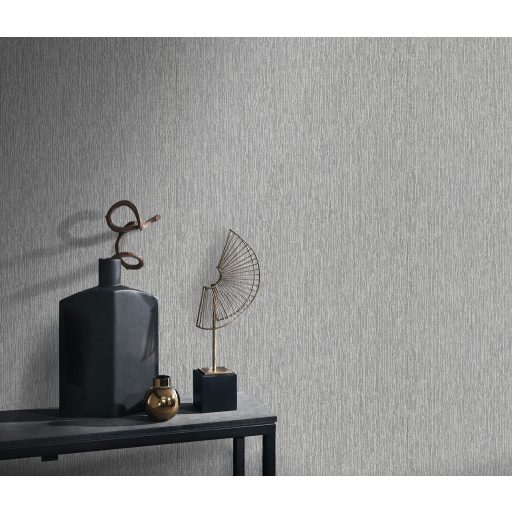 Finom függőleges vonalvezetésű barázdák - egyszínű texturált minta szürke/hűvös ezüstszürke tónus finom fény tapéta