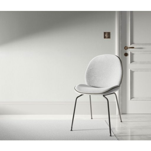 Finom függőleges vonalvezetésű barázdák - egyszínű texturált minta világosszürke/szürkésfehér tónus finom fény tapéta