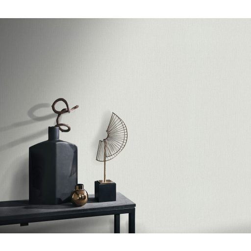 Finom függőleges vonalvezetésű barázdák - egyszínű texturált minta világosszürke/szürkésfehér tónus finom fény tapéta