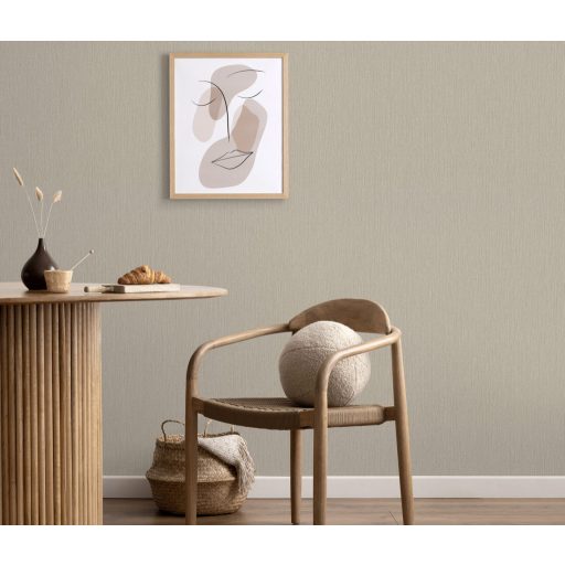 Finom függőleges vonalvezetésű barázdák - egyszínű texturált minta szürkésbézs/szürkésbarna tónus finom fény tapéta