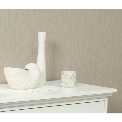 Finom függőleges vonalvezetésű barázdák - egyszínű texturált minta szürkésbézs/szürkésbarna tónus finom fény tapéta